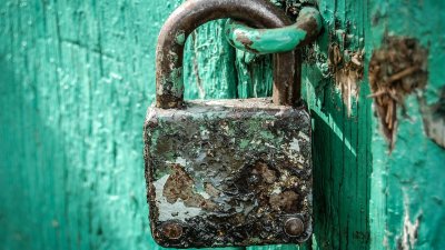 Теплые остановки закрыты на замок в мороз в Семее