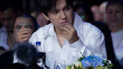 Поклонники Димаша Кудайбергена подарили тепло недоношенным малышам