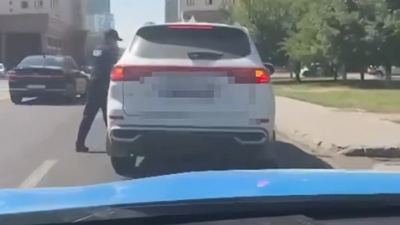 Мужчину арестовали близ Дома Министерств в Астане (ВИДЕО)