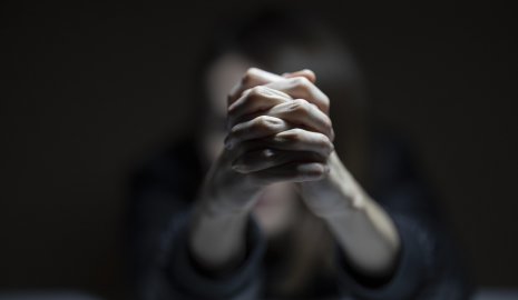 Девушку раздели догола, пытали и резали ножом в России