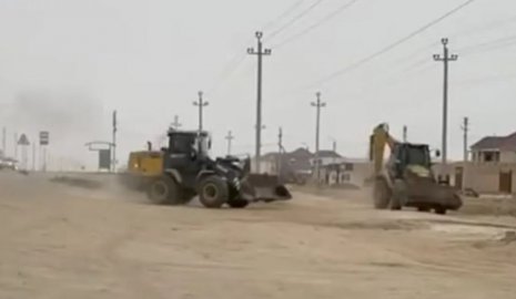 Любителей гонок на погрузчиках оштрафовали в Жанаозене (ВИДЕО)