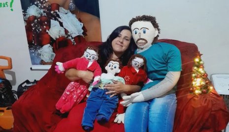 Женщина, вышедшая замуж за тряпичную куклу, объявила пол четвертого ребенка