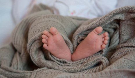 Блогер-миллионник потеряла ребенка после домашних родов в воде