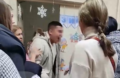 Дед Мороз не вручил подарок: нервный срыв отца обиженного ребенка обсуждают в Сети (ВИДЕО)