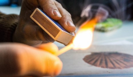 Мужчина сжег елку и украшения в подъезде дома в Темиртау (ВИДЕО)