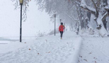 Каток под ногами: как казахстанцам пережить гололед и не попасть в травмпункт