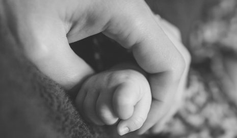 Младенец скончался после "лечения" у народных целителей Кыргызстана