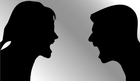 Женщина выпала из автомобиля в Уральске