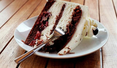 Мужчина купил торт с человеческим зубом и оказался под следствием в СКО