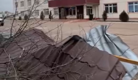 Сильный ветер разрушил дома и школы в Жамбылской области (ВИДЕО)