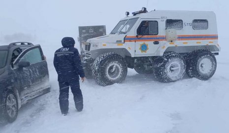 Вьюга смешала землю с небом