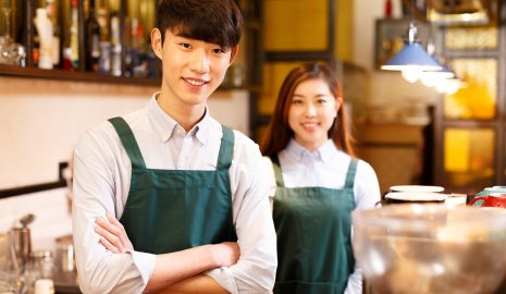 Первая зарплата: в каких сферах чаще всего нанимают школьников