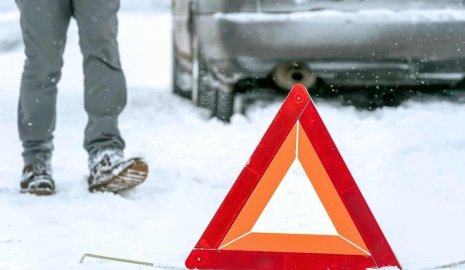 Автомобиль врезался в столб в результате ДТП в Усть-Каменогорске