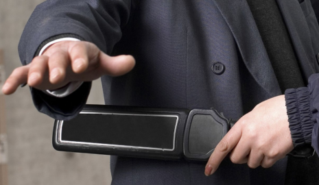 Женщина пришла в суд с клинком, спрятанным в трость