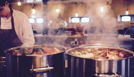 Сотрудница с туберкулезом обслуживала школьников в Костанайской области