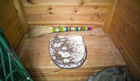 Маленький ребенок упал в уличный туалет в Туркестанской области (ВИДЕО)