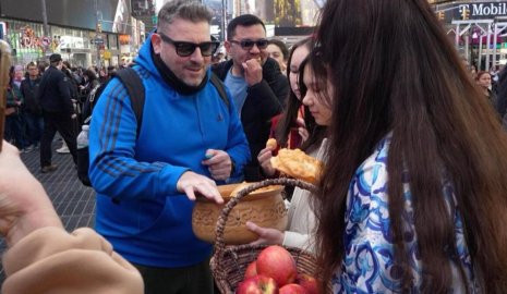 Наурыз дошел до Таймс-сквер: в центре Нью-Йорка звучала домбра