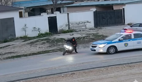 В Мангистау подросток на мопеде пытался уйти от полиции и чуть не попал под колеса