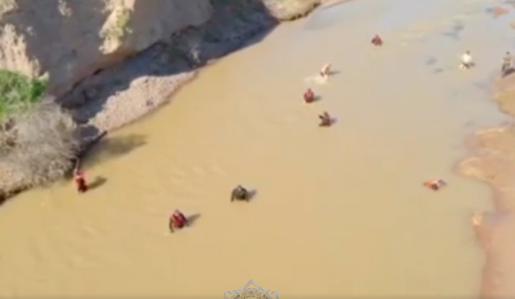 Спасатели бросаются в бурную реку Келес в поисках утонувшего ребенка