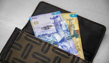 Женщина расплачивалась сувенирными купюрами в Актобе