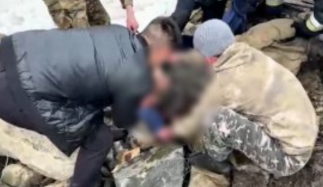 Двоих мужчин вытащили из канализации в ВКО