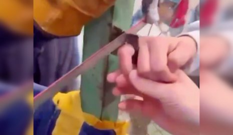 Палец ребенка застрял в металлической конструкции в Карагандинской области