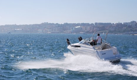 Судоводитель катера получил штраф за опасное маневрирование на море в Актау (ВИДЕО)