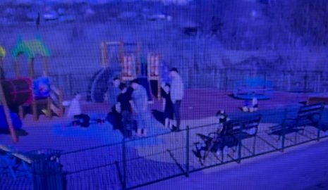 Мужчина схватил и начал душить ребенка во дворе Караганды (ВИДЕО)