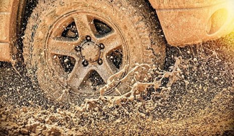 Пассажирский автобус застрял в грязи после ливня в Атырау