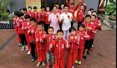 "Суперпапа" вырастил почти 300 сирот