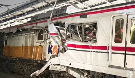 Два поезда столкнулись в Индонезии, погибли более 10 человек