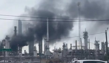 Мощный взрыв прогремел на нефтезаводе в США