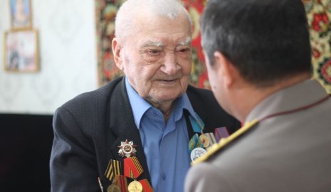 В Уральске гвардейцы поздравили ветерана войны с Днем Победы