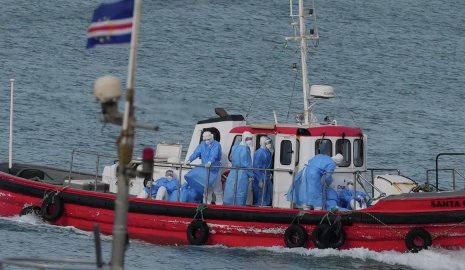 Лайнер со вспышкой хантавируса прибыл к берегам Испании