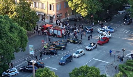 В Италии водитель въехал в толпу и попытался скрыться