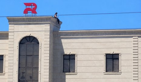 Ради лайков? Девушка на крыше переполошила Актау