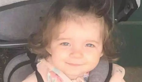Мать и ее парня судят за убийство двухлетней девочки с 21 переломом в Великобритании