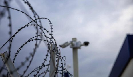 Мобильные телефоны в хлебе пытались передать осужденному в колонию ВКО