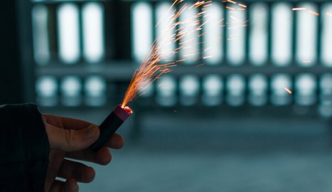 Петарда взорвалась в руках мужчины в Москве