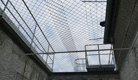 Попытку передать телефон в колонию сняли на видеорегистратор в Павлодаре (ВИДЕО)