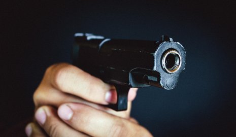 Вечеринка закончилась бойней: вооруженные люди заперли 11 гостей в комнате и расстреляли