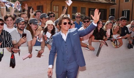 Том Круз нарушил правила королевского этикета на премьере "Диггера"