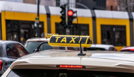 "Король азартных игр" накопил долг в 100 млн тенге и стал таксистом