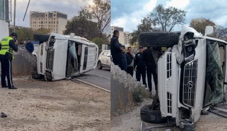Машина перевернулась на узкой дороге у детсада в Актау (ВИДЕО)