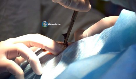 Саморез по шляпку вошел в глаз двухлетнего ребенка