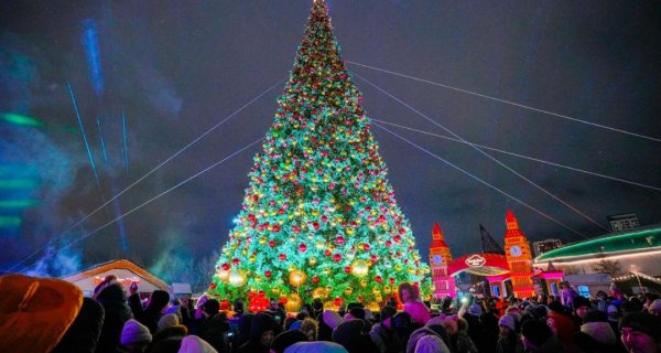 В Астане зажглись десятки новогодних елок