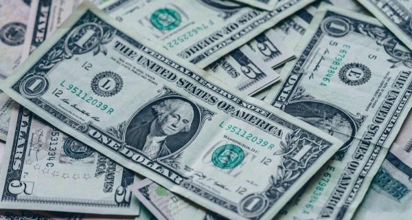 Курс доллара вырос на торгах 24 декабря