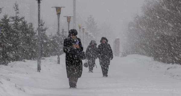 Зима не хочет уступать весне: снег с метелью ожидаются в Казахстане в выходные