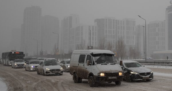 Дождь, снег, метель: штормовое предупреждение объявили в ряде регионов Казахстана