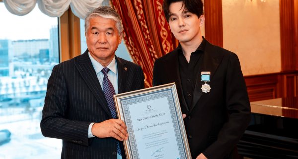 Димаш Кудайберген получил награду ТЮРКСОЙ за вклад в культуру тюркского мира